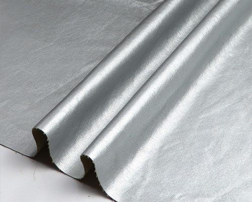 Cén chaoi a bhfuil an margadh leathair leaisteacha ag forbairt?